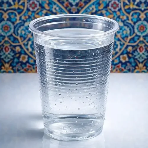 لیوان آبخوری یکبار مصرف شفاف PP خویدک 160 سی سی پر شده با آب در عکاسی صنعتی حرفه‌ای