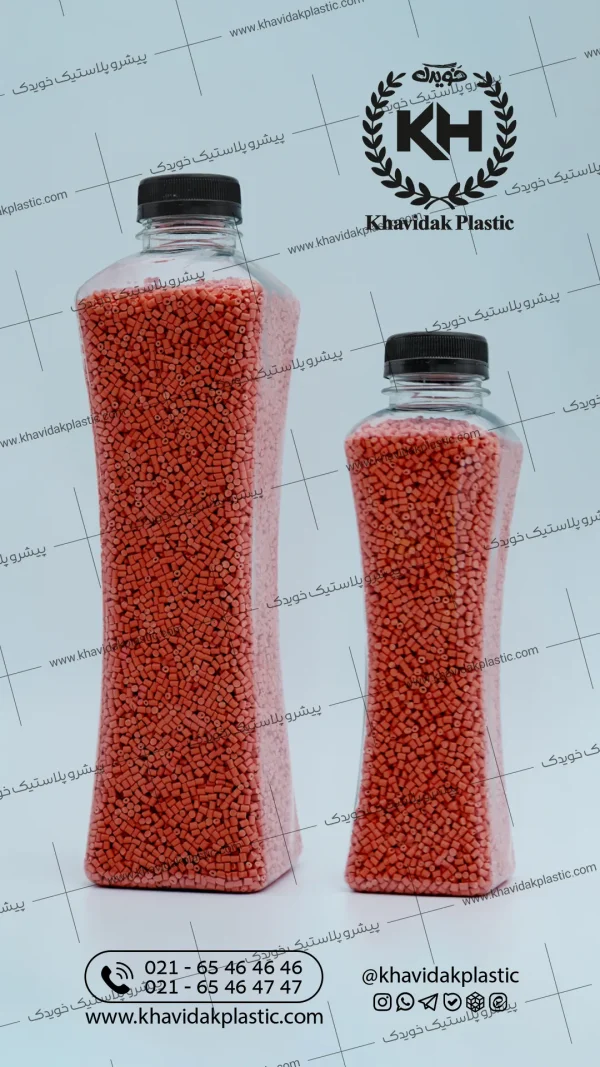 دو بطری پلاستیکی شفاف جویس آبمیوه در سایز یک لیتری و نیم لیتری با درب - پر شده از مواد پلیمری نارنجی برای نمایش شفافیت و کیفیت بدنه پت - محصولات بطری سازی خویدک