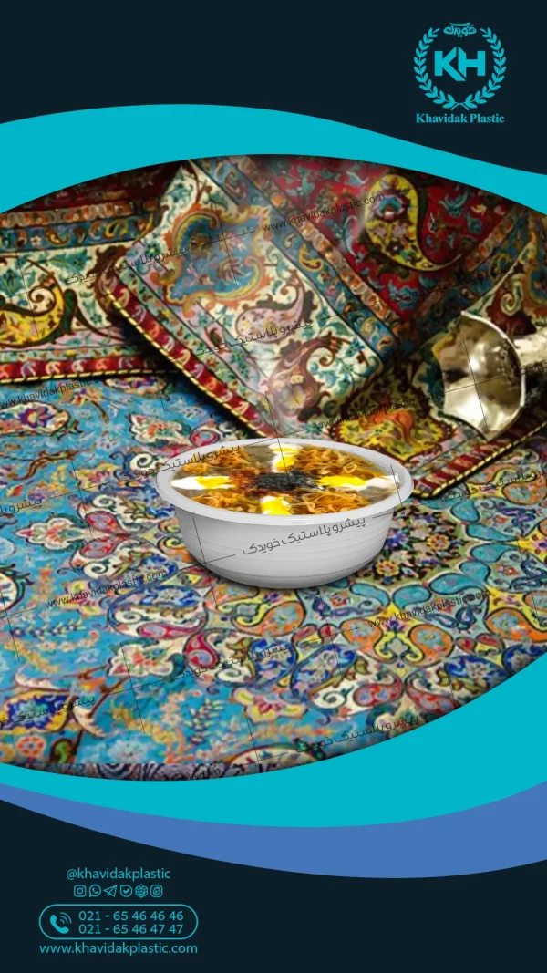 کاسه پلاستیکی سفید شیری ۳۰۰ سی سی یکبار مصرف پر از آش رشته داغ با تزئین روی میز - ظرف پلی پروپیلن مناسب غذای گرم و آش - محصول بطری سازی خویدک