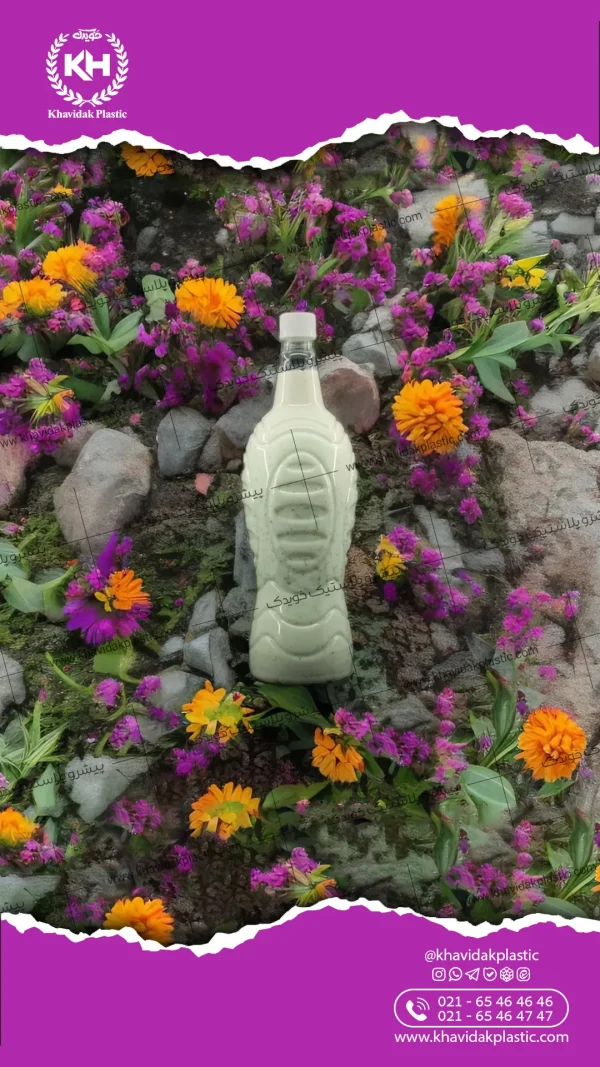 بطری پلاستیکی خمره ای یا کوزه ای شفاف پت پر از دوغ سفید با درب سفید در طبیعت کوهستان - طراحی سنتی و خنک برای دوغ و نوشیدنی - محصول خویدک پلاستیک