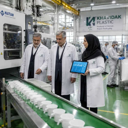 مدیران و مهندس کیفیت خویدک پلاستیک در حال بازرسی خط تولید ظروف ماست – فرهنگ کیفیت و مدیریت حرفه‌ای